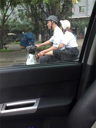 Ngay khi những hình ảnh trên được chia sẻ, dân mạng đã khai quật được không ít những bức ảnh chụp dáng ngồi kém duyên nhưng vô cùng phổ biến khi đi xe máy này. Điều ngạc nhiên là dường như các cô gái không hề ngại ngùng khi ngồi ở một tư thế có phần khó coi.