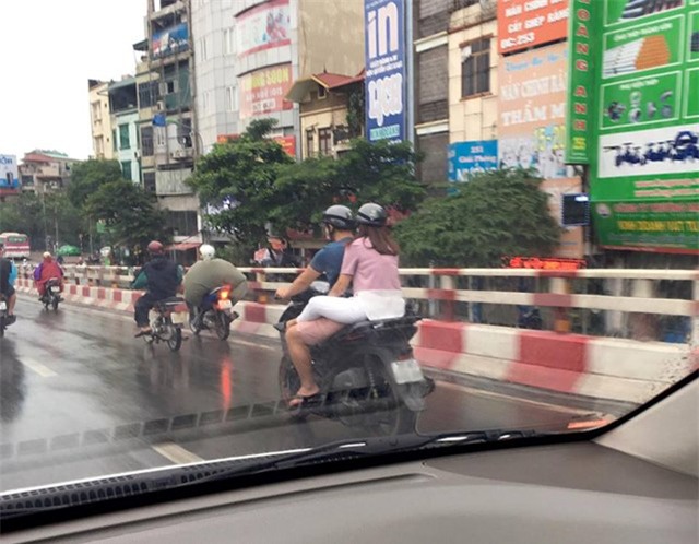  Hồi đầu tháng 9/2016, bức ảnh chụp một cô gái ngồi sau xe SH thản nhiên vắt chân lên đùi người lái để tránh mưa bẩn quần cũng gây nhiều bất bình cho người đi đường. 