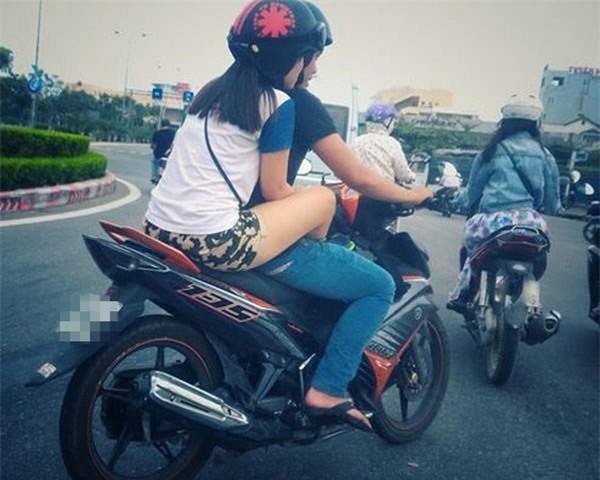 Tuy nhiên, nhiều cô gái lại lên tiếng để bảo vệ những người trong hình và cho rằng việc ngồi như thế là hoàn toàn có thể chấp nhận được nếu như trời mưa.