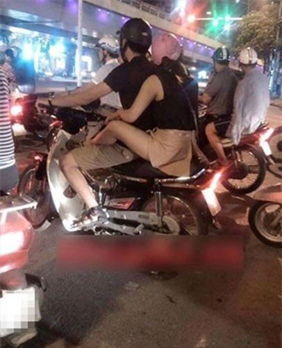 Cách ngồi xe máy khi mặc váy ngắn đơn giản không lo lộ hở  Cardina