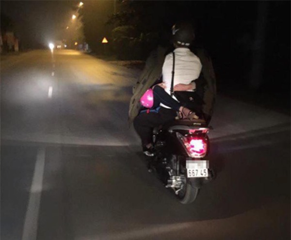 Mặc dù trời không mưa gió nhưng các cô gái vẫn giữ cho mình tư thế ngồi đáng xấu hổ này.