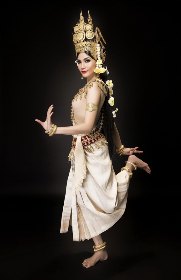 Trương thị may,á hậu trương thị may,trương thị may diện trang phục truyền thống