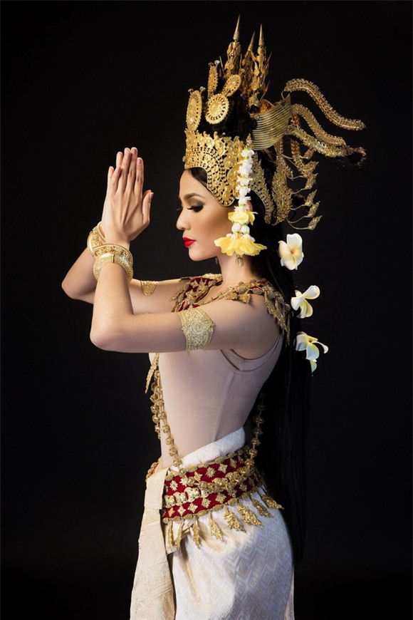 Trương thị may,á hậu trương thị may,trương thị may diện trang phục truyền thống