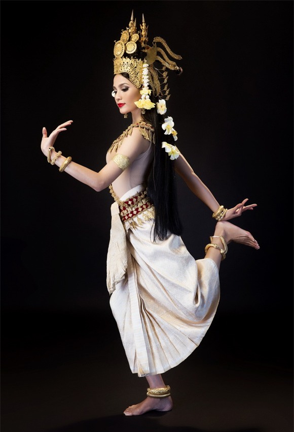 Trương thị may,á hậu trương thị may,trương thị may diện trang phục truyền thống