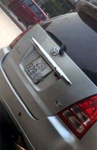 Biển số chiếc xe bị các nhân viên ghi hình, cung cấp cho các cơ quan chức năng. (Ảnh cắt từ clip)