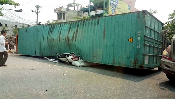 xe đầu kéo, tai nạn xe đầu kéo, va chạm xe đầu kéo, xe container, tai nạn giao thông, xe container bị lật, tham gia giao thông, an toàn giao thông,