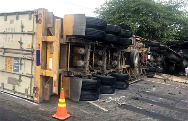 xe đầu kéo, tai nạn xe đầu kéo, va chạm xe đầu kéo, xe container, tai nạn giao thông, xe container bị lật, tham gia giao thông, an toàn giao thông,