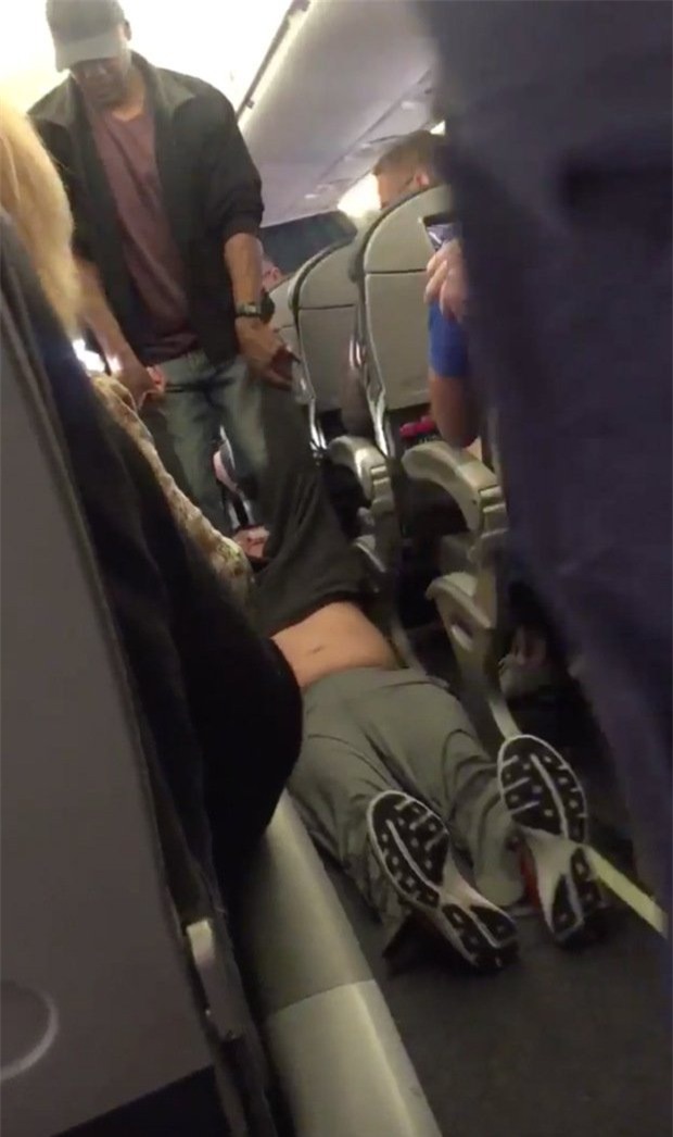 bác sĩ gốc Việt, bác sĩ bị lôi khỏi máy bay, khách gốc Việt bị lôi khỏi máy bay, United Airlines, David Dao