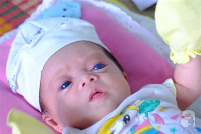 Ánh mắt đầy ám ảnh của thiên thần mắt xanh không thấy ánh mặt trời, chưa một lần gặp cha - Ảnh 1.