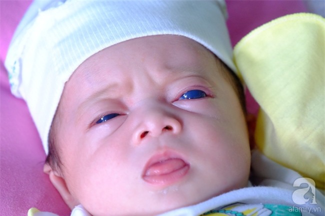 Ánh mắt đầy ám ảnh của thiên thần mắt xanh không thấy ánh mặt trời, chưa một lần gặp cha - Ảnh 12.