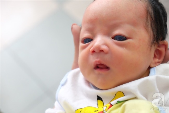 Ánh mắt đầy ám ảnh của thiên thần mắt xanh không thấy ánh mặt trời, chưa một lần gặp cha - Ảnh 5.