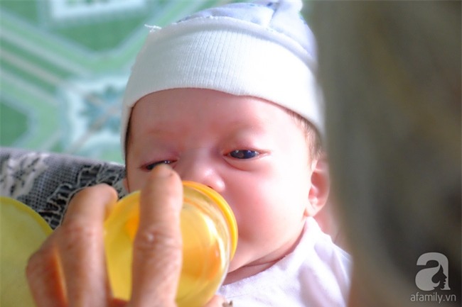 Ánh mắt đầy ám ảnh của thiên thần mắt xanh không thấy ánh mặt trời, chưa một lần gặp cha - Ảnh 7.