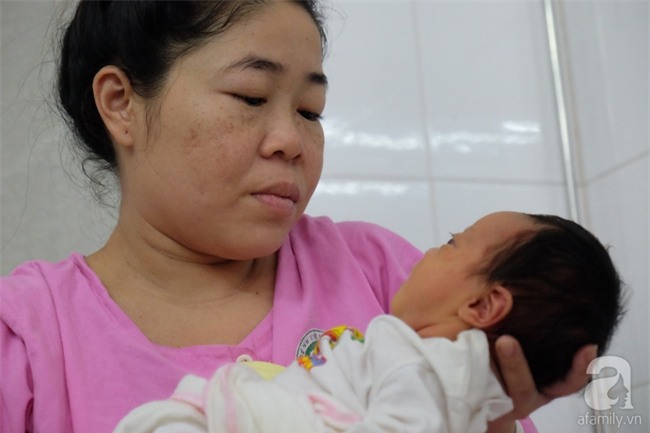 Ánh mắt đầy ám ảnh của thiên thần mắt xanh không thấy ánh mặt trời, chưa một lần gặp cha - Ảnh 10.