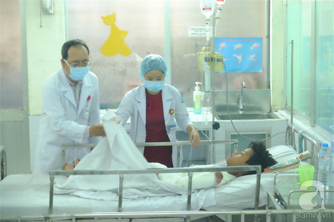 Bị em họ tạt xăng nướng chuột đồng vào người, bé trai 14 tuổi bỏng nặng - Ảnh 1.