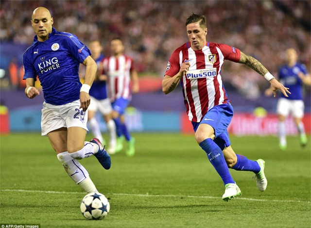 Benalouane (trái) băng ra cắt bóng của Torres (phải)