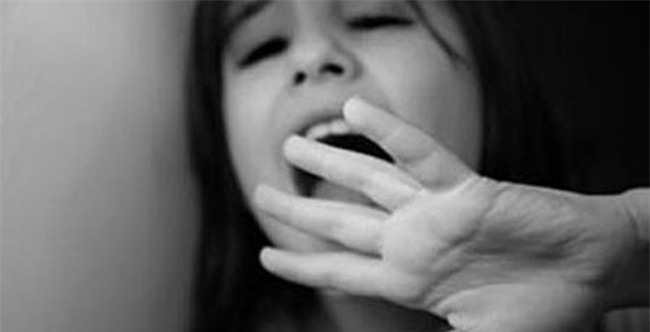 Con gái 3 tuổi sợ tắm, mẹ chết lặng khi phát hiện nam y tá đã cưỡng hiếp con ngay tại nhà mình - Ảnh 1.