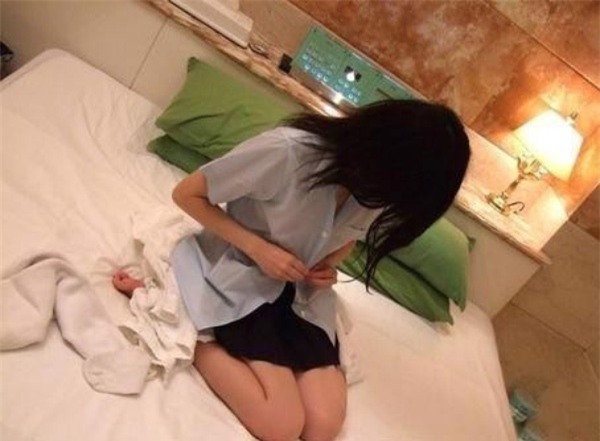 nghi con gai bi xam hai, cha me ta hoa khi biet con tu dang "cai ngan vang" - 1