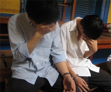 nghi con gai bi xam hai, cha me ta hoa khi biet con tu dang "cai ngan vang" - 4