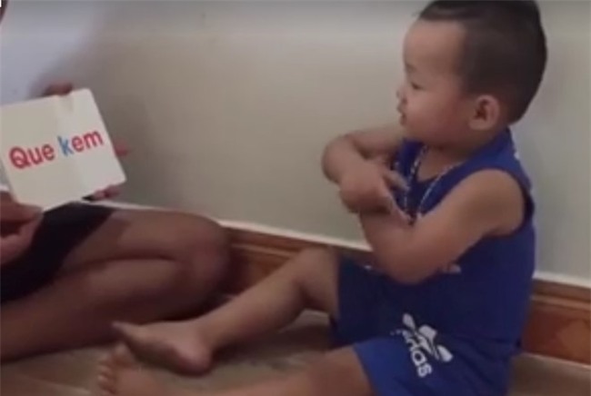 Be trai 2 tuoi doc chu khien dan mang thich thu hinh anh 1