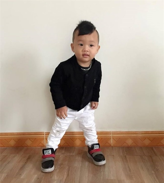 Be trai 2 tuoi doc chu khien dan mang thich thu hinh anh 2
