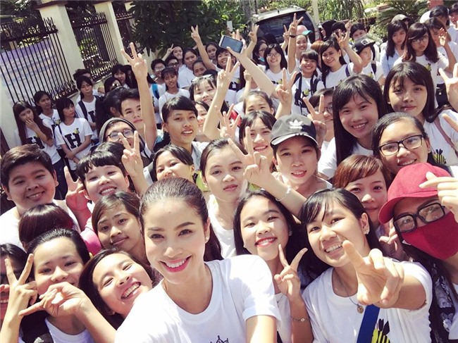 pham huong can gi dien vay cong chua, mac the nay da du 