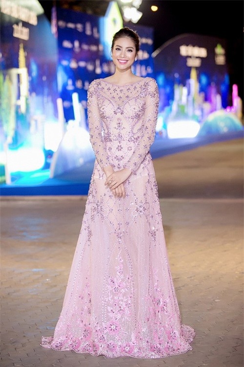 pham huong can gi dien vay cong chua, mac the nay da du 