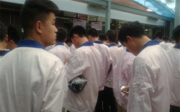 Sinh viên ĐH New York bí mật giả làm công nhân tại nhà máy lắp ráp iPhone và kể lại nhiều chuyện thú vị - Ảnh 1.