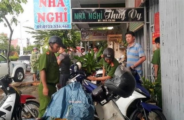 Thanh nien bi troi chan, tay tu vong trong nha nghi hinh anh 1