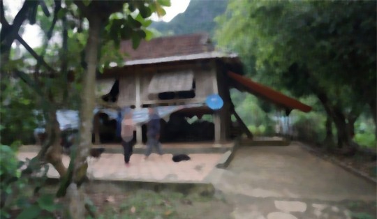 Gia đình cháu V. thuộc diện hộ nghèo của xã, kinh tế chủ yếu dựa vào nương rẫy và làm thuê mướn, rất khó khăn