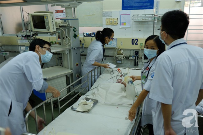 Thương tâm bé gái 10 tháng tuổi tử vong vì cúi đầu nghịch thau nước trong nhà - Ảnh 2.