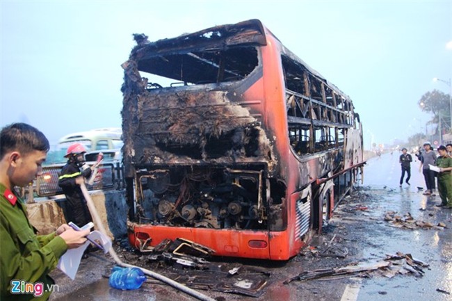 Xe giuong nam dang chay bi chay tro khung, 4 nguoi thoat chet hinh anh 2