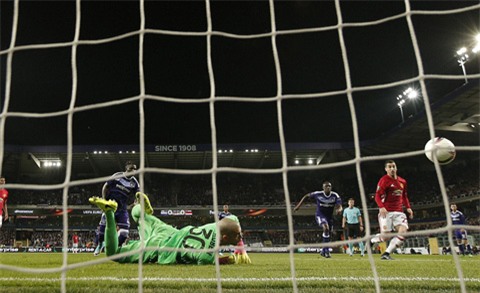 Mkhitaryan xuất hiện đúng lúc đón đường bóng bật ra