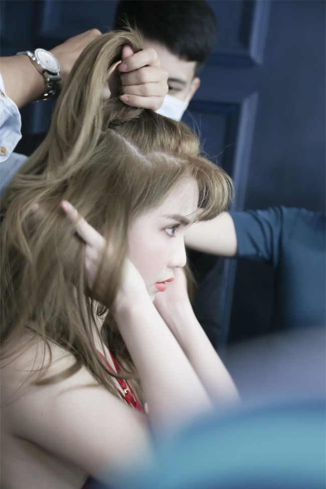 Ngọc Trinh khoe nhan sắc lung linh trong hậu trường chụp ảnh - Ảnh 10.