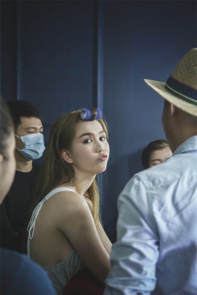 Ngọc Trinh khoe nhan sắc lung linh trong hậu trường chụp ảnh - Ảnh 2.