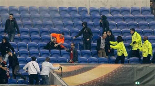 Europa League: CĐV hỗn chiến, fan nhí hoảng loạn - 10
