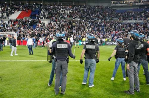 Europa League: CĐV hỗn chiến, fan nhí hoảng loạn - 11