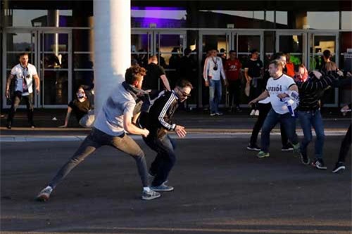 Europa League: CĐV hỗn chiến, fan nhí hoảng loạn - 12