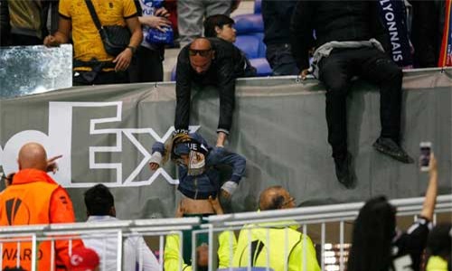 Europa League: CĐV hỗn chiến, fan nhí hoảng loạn - 3