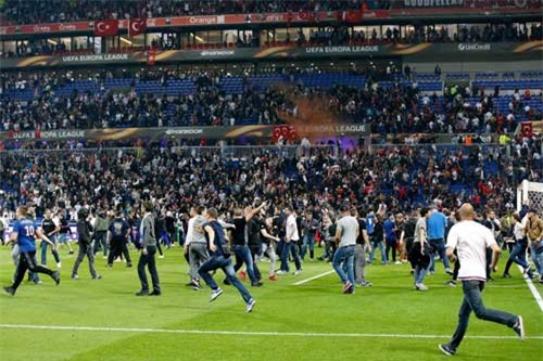 Europa League: CĐV hỗn chiến, fan nhí hoảng loạn - 4