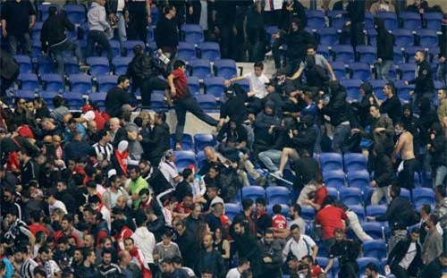 Europa League: CĐV hỗn chiến, fan nhí hoảng loạn - 7