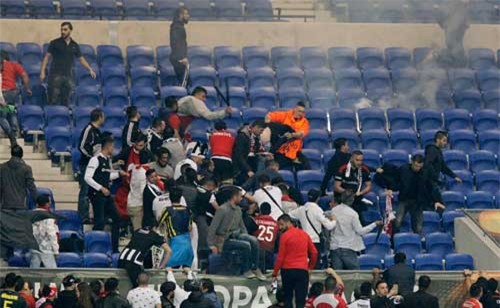 Europa League: CĐV hỗn chiến, fan nhí hoảng loạn - 9