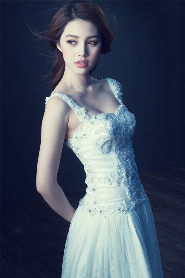 Jolie Nguyễn đẹp mong manh, sương khói với đầm voan mỏng