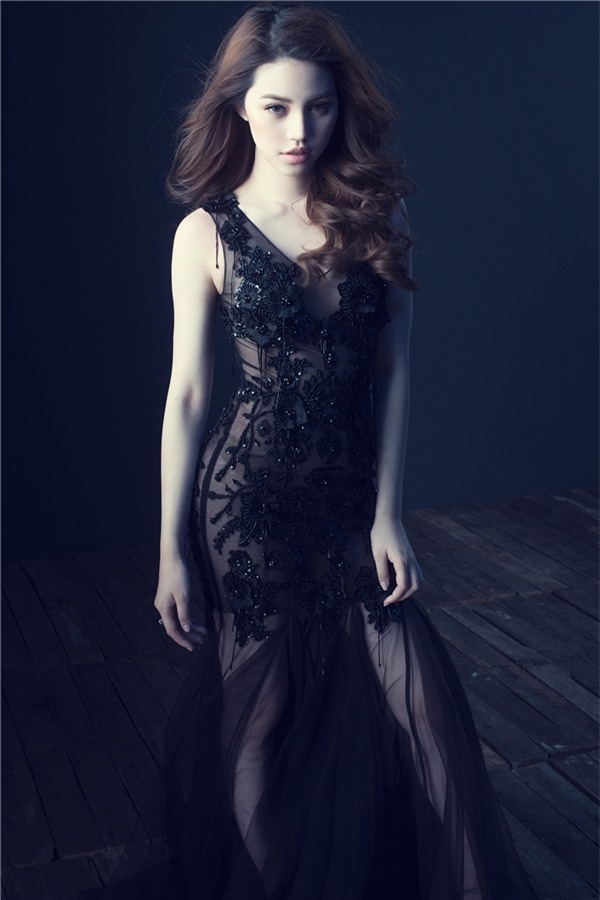 Jolie Nguyễn đẹp mong manh, sương khói với đầm voan mỏng