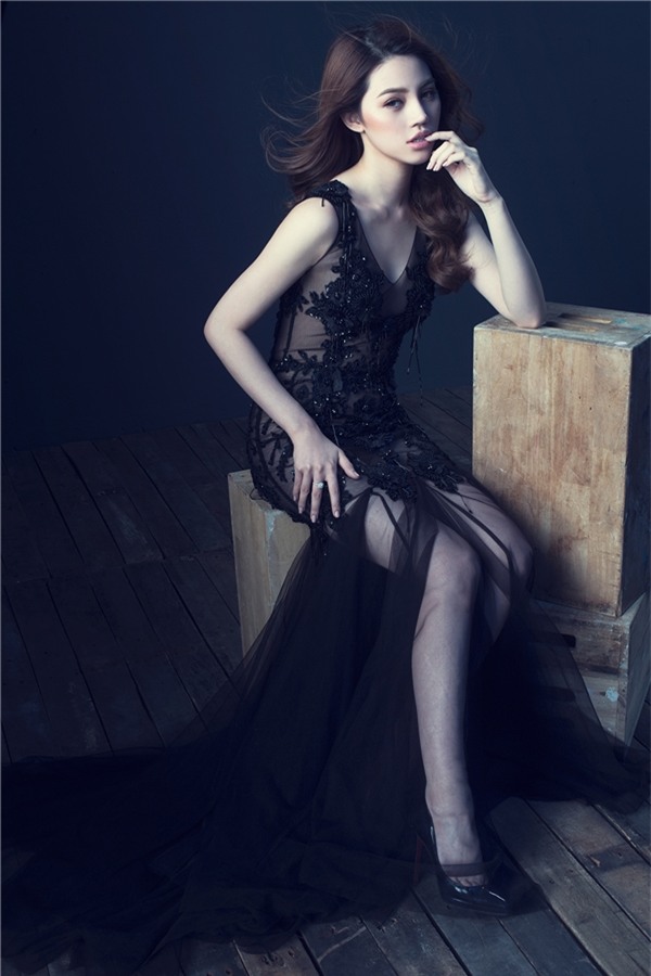 Jolie Nguyễn đẹp mong manh, sương khói với đầm voan mỏng