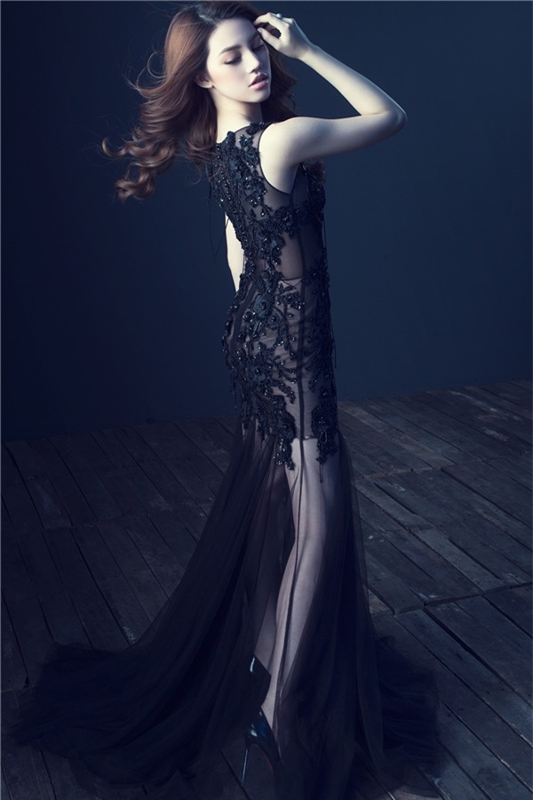 Những mảnh ghép của sự hoàn hảolà bộ sưu tập thời trang mà Eric Nguyễn tâm huyết thực hiện. Tông màu chủ đạo là trắng đen và điểm ấn tượng đặc biệt là những chi tiết kết đính cầu kỳ, được thực hiện bằng phương pháp thủ công. Nhà thiết kế và những trợ lý của mình mất hơn hai tuần mới cho ra đời một sản phẩm hoàn thiện.