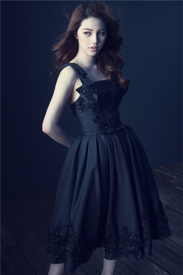 Jolie Nguyễn đẹp mong manh, sương khói với đầm voan mỏng