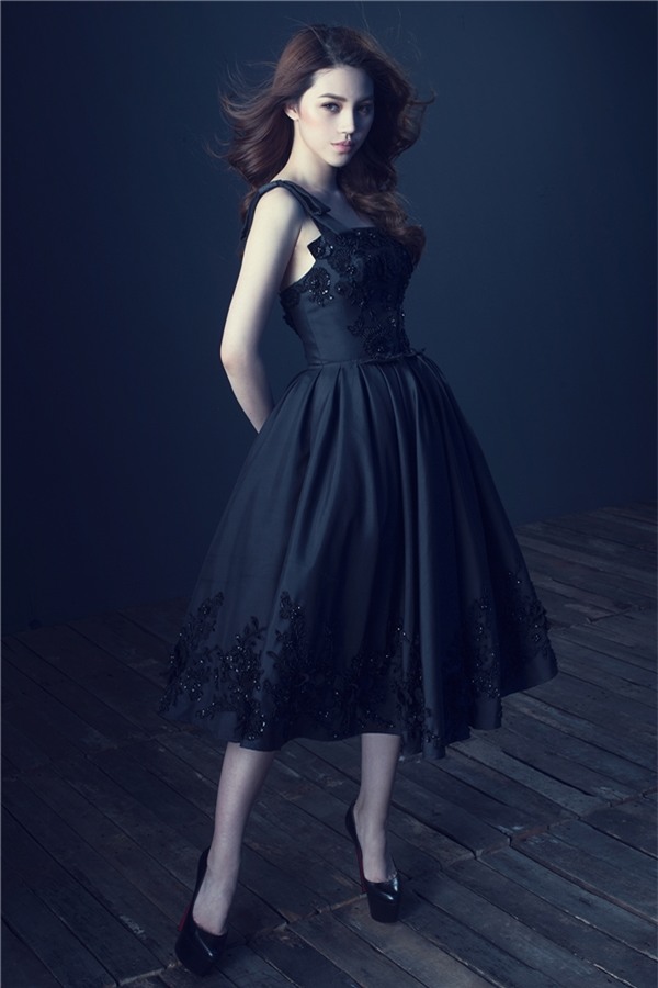 Jolie Nguyễn ngày càng chuyên nghiệp khi đứng trước ống kính.