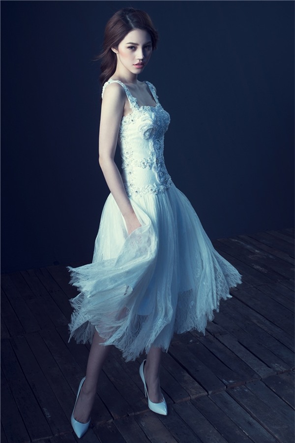 Jolie Nguyễn đẹp mong manh, sương khói với đầm voan mỏng