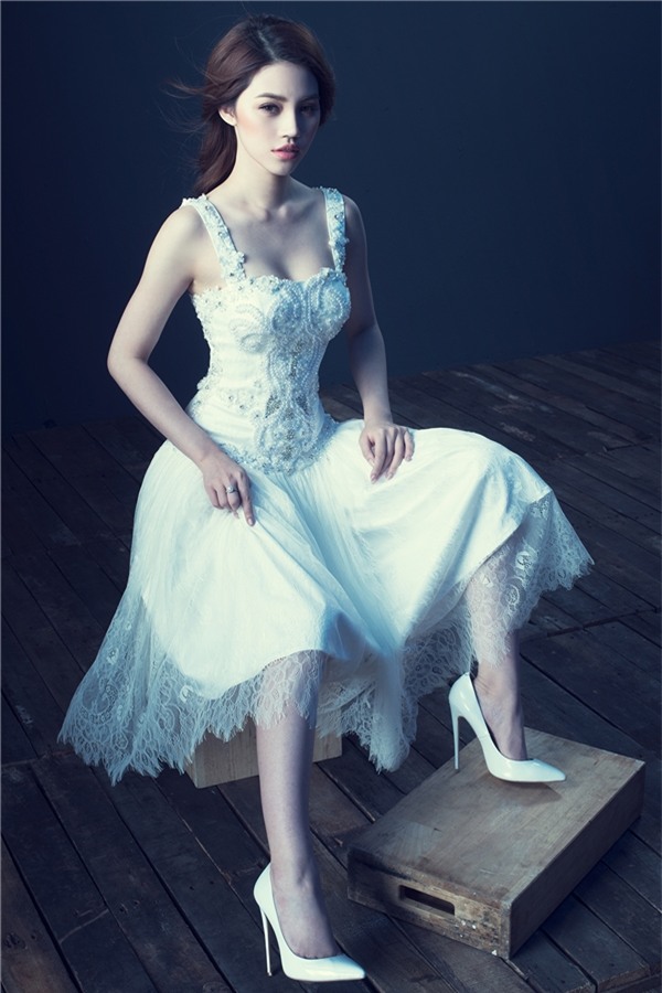 Nhận lời thể hiện bộ sưu tập tâm huyết của nhà thiết kế vừa trở về từ Singapore, Jolie Nguyễn khoác lên mình 5 bộ cánh phong cách dạ hội sang trọng và tinh tế. Các thiết kế có tông chủ đạo là trắng đen, khá phù hợp vóc dáng và nước da trắng hồng của người đẹp sinh năm 1997.