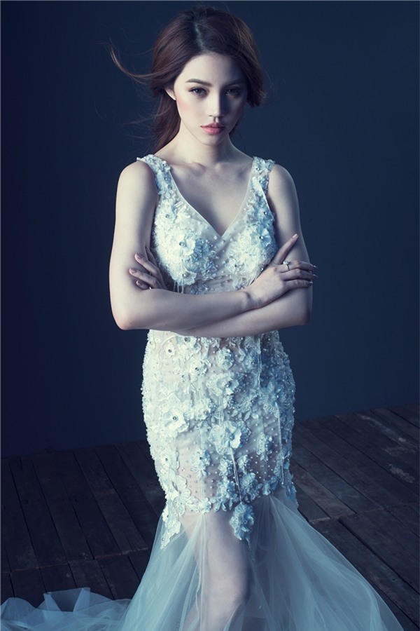 Jolie Nguyễn đẹp mong manh, sương khói với đầm voan mỏng